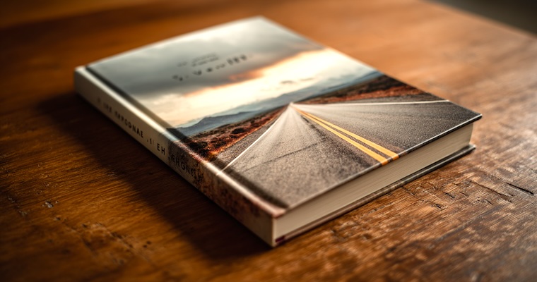 hardcover-boek-voorkant-tafel Hardcover boek met linnen band