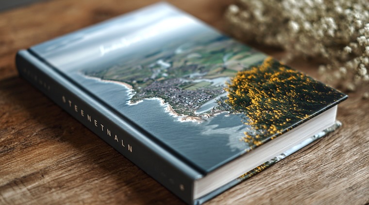 een hardcover boek op een bruine tafel