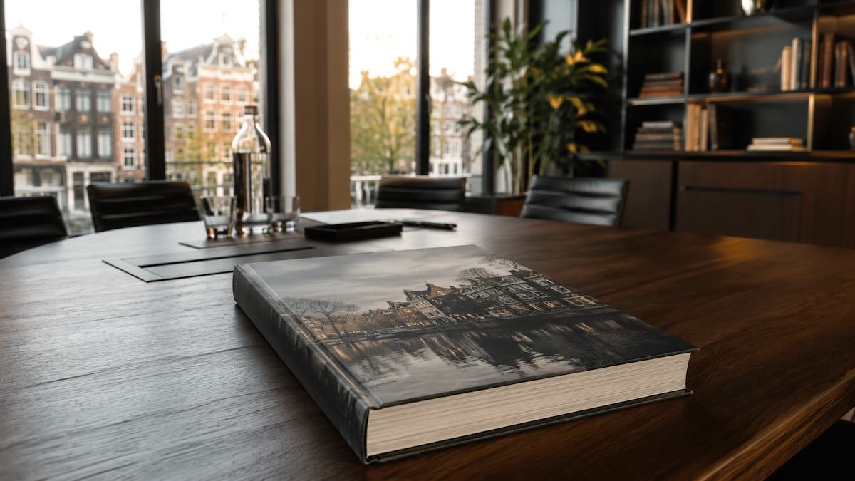 Koffietafelboek op een houten tafel