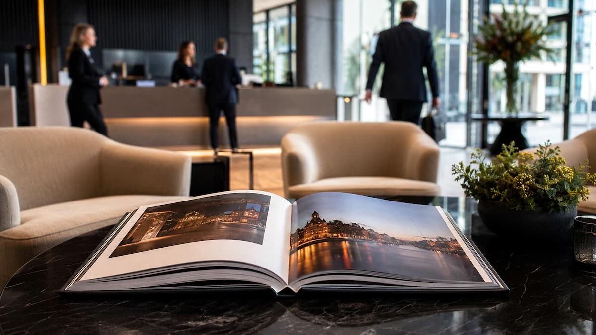 Moderne hotelreceptie met koffietafelboek
