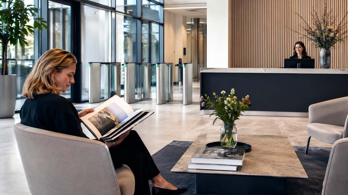 Vrouw leest boek in receptie.